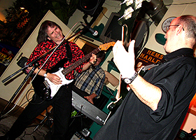 Charlie Morris makes a face on stage at the Brasserie 17 in Interlaken. Photo by Sarah Clarke