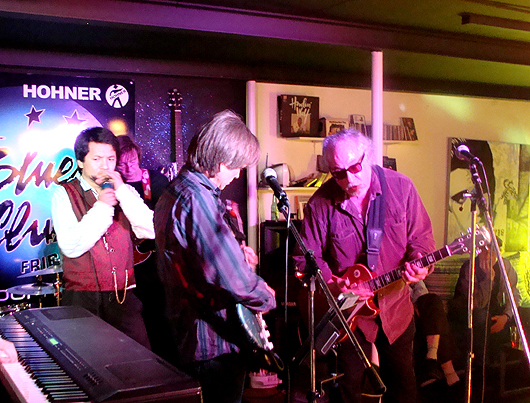 Charlie Morris trading licks with Bob Margolin. Photo by Dadou.